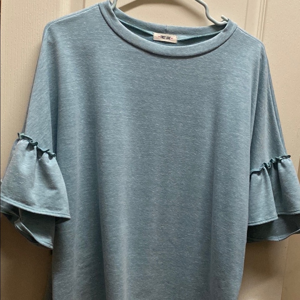 Short sleeve ruffle sleeves. Short top